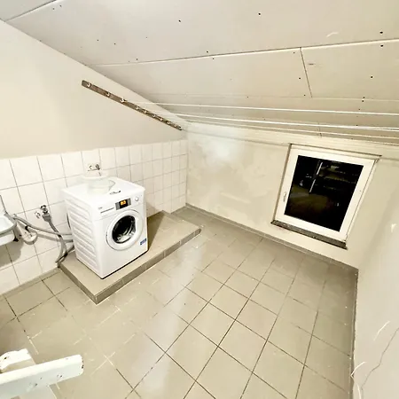 - 200qm- 2 Duschen - 2 Wcs Apartment Verl