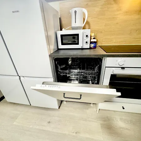 - 200qm- 2 Duschen - 2 Wcs *