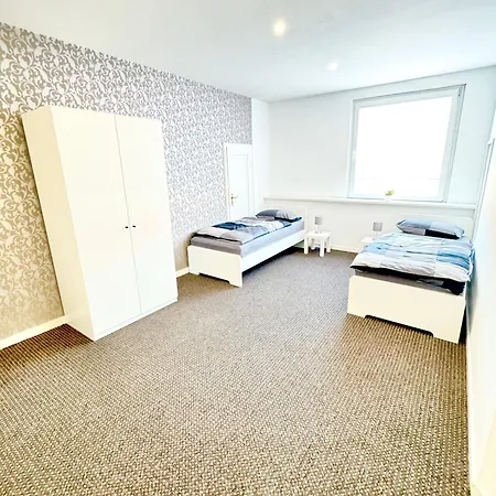 - 200qm- 2 Duschen - 2 Wcs Apartment Verl